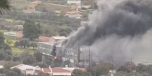 Φωτιά σε αποθήκη στα Σπάτα