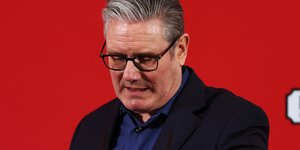 Κιρ Σταρμερ κοιταει κατω