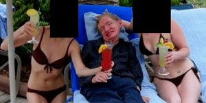 O Βρετανός αστροφυσικός Στίβεν Χόκινγκ πλαισιωμένος από δύο γυναίκες σε φωτό από τα έγγραφα Έπσταϊν