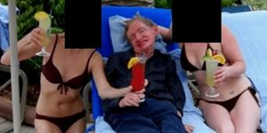 O ΒρεΟ Στίβεν Χόκινγκ πλαισιωμένος από δύο γυναίκες σε φωτό από τα έγγραφα Έπσταϊν