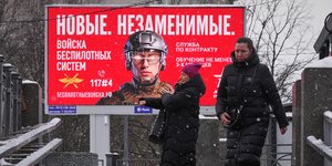 Διαφημιστική πινακίδα στην Αγία Πετρούπολη καλεί Ρώσους να εργαστούν στον στρατό με το σύνθημα «Νέοι. Αναντικατάστατοι»