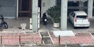 Στρώμα πεταμένο σε δρόμο της Αθήνας 