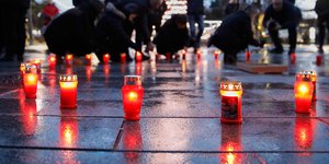 Κεράκια στη μνήμη των θυμάτων της πολύνεκρης πυρκαγιάς