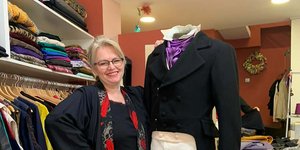 Η Άρτεμις Ισουφλλάρι, σχεδιάστρια και μοδίστρα ρούχων, επιμελείται το χαρακτηριστικό κοστούμι που φόρεσε ο ηθοποιός Αντώνης Μυριαγκός στην ταινία του Γιάννη Σμαραγδή «Καποδίστριας», στο ατελιέ της 