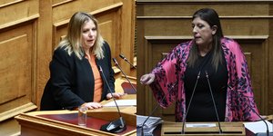 Μαρία Συρεγγέλα και Ζωή Κωνσταντοπούλου στη Βουλή