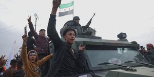 Κυβερνητικές δυνάμεις της Συρίας μπαίνουν στην κουρδική πόλη Καμισλί 