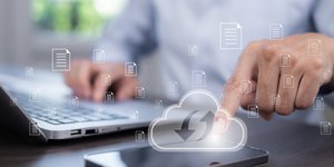 κινητο ταμπλετ χερια