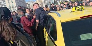 Τέμπη: Οδηγός ταξί προσπάθησε να περάσει μπροστά από τη Βουλή μόλις ολοκληρώθηκε η συγκέντρωση -Ένταση με διαδηλωτές