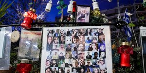 To μνημείο των θυμάτων των Τεμπών στη Λάρισα γέμισε λουλούδια και κεριά