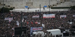 Στιγμιότυπο από την κινητοποίηση στην Αθήνα για τα δύο χρόνια από την τραγωδία των Τεμπών