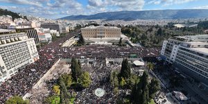 Συγκέντρωση στο Σύνταγμα για τα τρία χρόνια από την τραγωδία των Τεμπών 