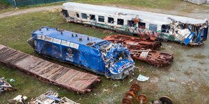 Βαγόνια της επιβατικής αμαξοστοιχίας από την τραγωδία των Τεμπών