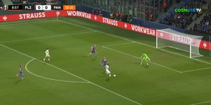 Ο Τεττέη κάνει το 0-1