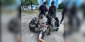 Αστυνομικοί στην Ταϊλάνδη συλλαμβάνουν έναν ένοπλο που άνοιξε πυρ σε σχολείο