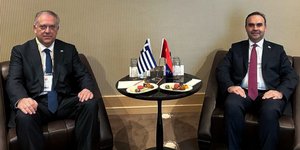 Ο υπουργός Ανάπτυξης Τάκης Θεοδωρικάκος με τον Τούρκο υπουργό Βιομηχανίας, Μεχμέτ Φατίχ Κασίρ στην Άγκυρα