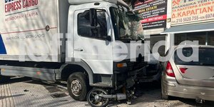 Φορτηγό έπεσε πάνω σε παρκαρισμένα οχήματα στη Θηβών