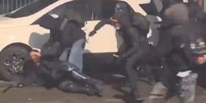 Βίαιοι διαδηλωτές χτυπούν αστυνομικό στο Τορίνο της Ιταλίας