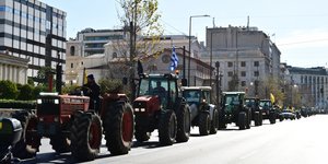 Κομβόι τρακτέρ στην Πανεπιστημίου 