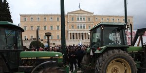Τα τρακτέρ των αγροτών έξω από τη Βουλή 