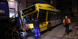 Tρόλεϊ έπεσε σε πολυκατοικία στα Πετράλωνα