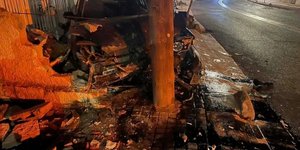 To αυτοκίνητο που κατέληξε πάνω σε μια κολώνα