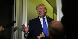 Ο Ντόναλντ Τραμπ κάνει δηλώσεις σε δημοσιογράφους 