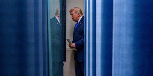 Ο Ντόναλτ Τραμπ πίσω από κουρτίνες