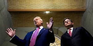 O πρόεδρος των ΗΠΑ, Ντόναλντ Τραμπ και ο Ρεπουμπλικανός πρόεδρος της Βουλής των Αντιπροσώπων, Μάικ Τζόνσον