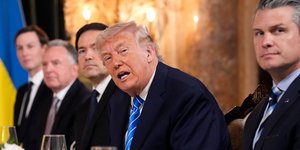 Ο πρόεδρος των ΗΠΑ, Ντόναλντ Τραμπ με τους Τζάρεντ Κούσνερ, Στιβ Γουίτκοφ, Μάρκο Ρούμπι και Πιτ Χέγκσεθ