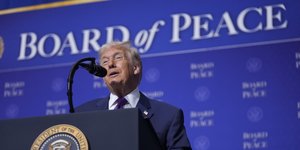 Ο Αμερικανός πρόεδρος, Ντόναλντ Τραμπ στο βήμα του Συμβουλίου Ειρήνης