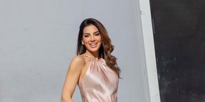 Η Σταματίνα Τσιμτσιλή απογειώνει το burgundy trend με σατέν σύνολο και αέρα ’70s