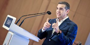 Ο Αλέξης Τσίπρας στην παρουσίαση του βιβλίου του στη Λάρισα