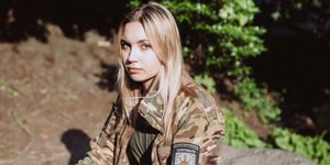 Η Ουκρανή Βικτόρια Χόντσαρουκ επέστρεψε στην πατρίδα της για να προσφέρει ως διασώστρια στα μέτωπα 