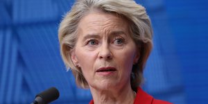 Ουρσουλα φον ντερ Λάιεν  κοκκινο σακακι