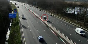 Η σύγκρουση του βαν με το ακινητοποιημένο αυτοκίνητο στον αυτοκινητόδρομο M4 στη Βρετανία