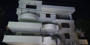 Το σπίτι στη Βούλα όπου σκοτώθηκαν από ηλεκτροπληξία δύο άνδρες
