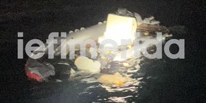 Το μισοβυθισμένο ταχύπλοο που επέβαιναν οι 39 μετανάστες στη Χίο