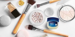 Επουλωτική αλοιφή ή βαζελίνη: Τι είναι καλύτερο για ξηρό, σκασμένο δέρμα;