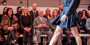 Κουρασμένος αλλά παρών: Ο βασιλιάς Κάρολος στο front row της Εβδομάδας Μόδας Λονδίνου μετά τη σύλληψη Άντριου