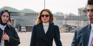 Ράνια της Ιορδανίας: Το παλτό Alaïa που απογείωσε τη βασιλική της εμφάνιση στην Κωνσταντινούπολη