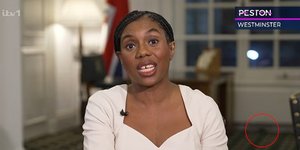  Η αρχηγός της αξιωματικής αντιπολίτευσης στην Βρετανία έδινε συνέντευξη και δέχτηκε «επίσκεψη»