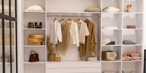 Το μικρό αξεσουάρ από τα IKEA που βάζει τέλος στο χάος της ντουλάπας