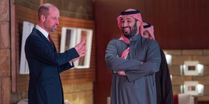 Ο Πρίγκιπας Γουίλιαμ μιλά στον Σαουδάραβα Πρίγκιπα διάδοχο κατά την επίσκεψή του στη Σαουδική Αραβία 