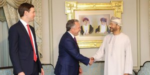 Οι Αμερικανοί διαπραγματευτές Τζάρεντ Κούσνερ (αριστερά) και Στιβ Γουίτκοφ συνομίλησαν με τον υπουργό Εξωτερικών του Ομάν, σχετικά με το Ιράν