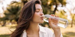 Γιατί το νερό βρύσης είναι καλύτερο από το εμφιαλωμένο, σύμφωνα με γιατρό του Χάρβαρντ