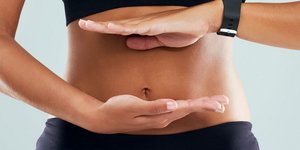 Επίπεδη κοιλιά μετά τα 50: Η κορεάτικη μέθοδος που αλλάζει τη σιλουέτα χωρίς κοιλιακούς