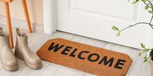 Κανείς δεν βάζει πια χαλάκι στην είσοδο: Δείτε τι το αντικαθιστά στους μοντέρνους χώρους