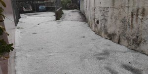 Όλα άσπρισαν από την έντονη χαλαζόπτωση