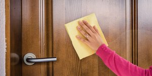 Πώς να καθαρίσετε μια ξύλινη πόρτα