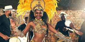 Εντυπωσιακή χορεύτρια χορεύει σάμπα στο καρναβάλι του Ρίο ντε Τζανέιρο 